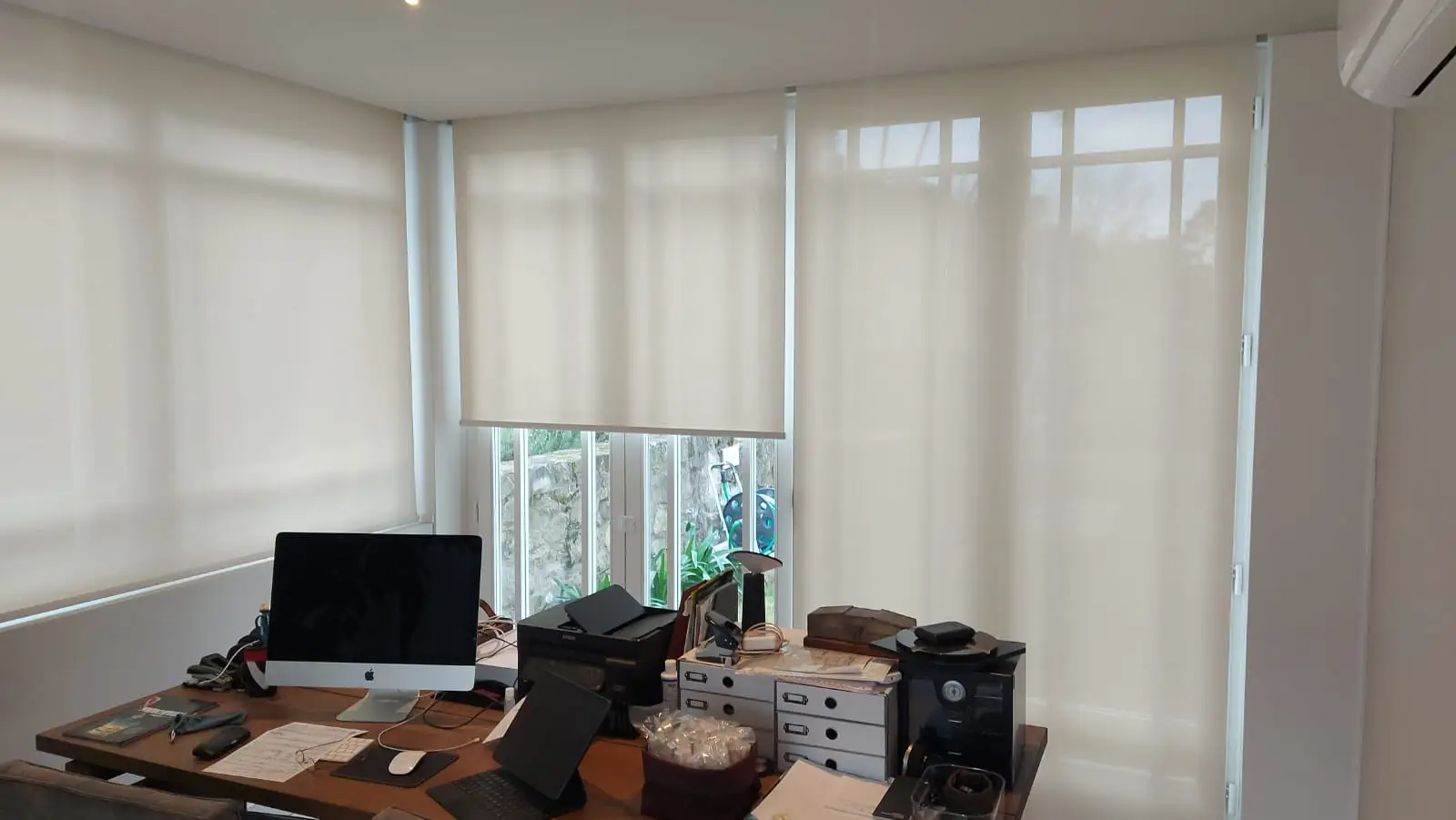 Rullo motorizzato RTS con tessuto screen in un ufficio moderno